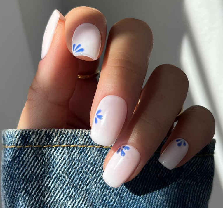 Minimalist blue vacation nails